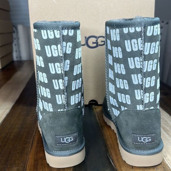 UGG CLASSIC SHORT II UGG GRAPHIC BOOT - Picture 4 of 7